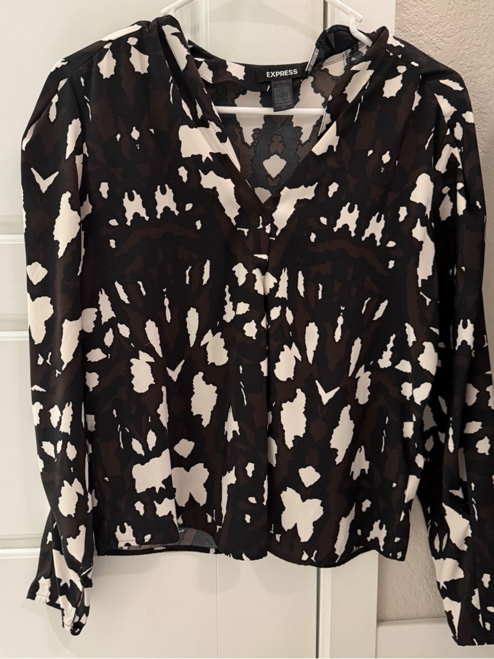 Express Black and White Abstract Print V-Neck Long Sleeve Blouse Size XXS